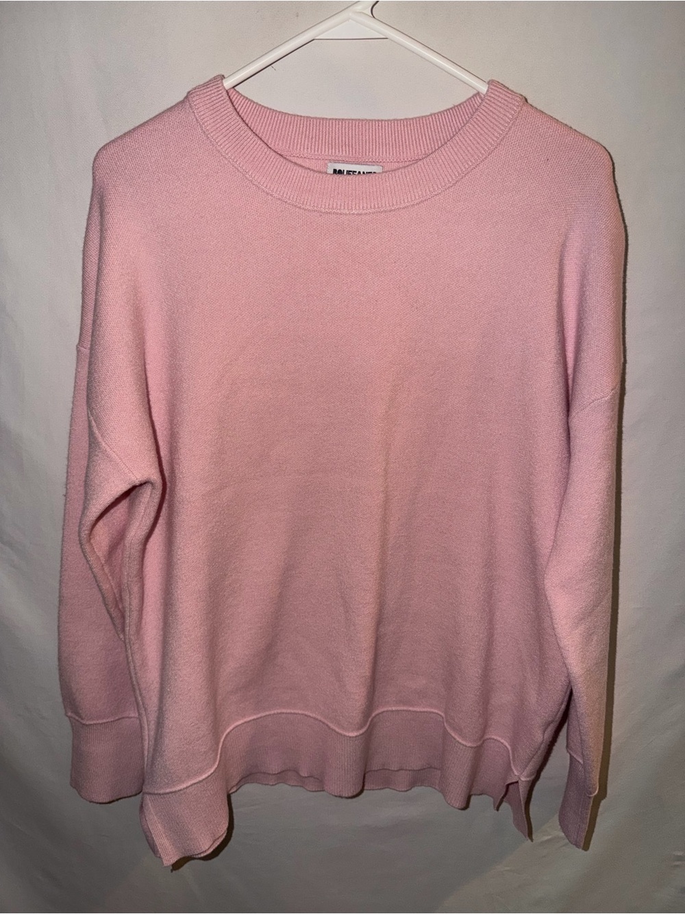 LADIES MEDIUM BOUFFANTS & BROKEN HEARTS PINK CREW NECK SWEATER EUC